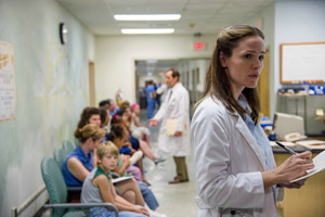Filmstill DALLAS BUYERS CLUB, ein Film von Jean-Marc Vallée, Jennifer Garner als Ärztin in Klinik