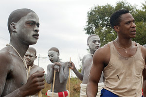 Film Still DIE WUNDE - THE WOUND - INXEBA von Regisseur John Trengove; der 17-jährige Kwanda (gespielt von Niza Jay Ncoyini) steht mit Vija (gespielt von Bongile Mantsai) und anderen Xhosas zusammen
