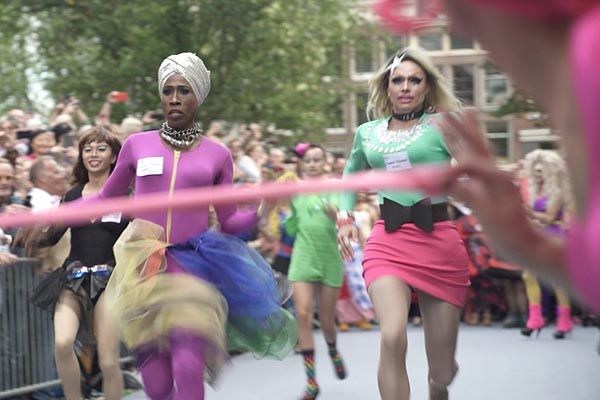 Film Still MONUMENT OF PRIDE vom Regisseur, Autor und Produzent Sebastiaan Kes, NL 2017, über das Homo-Mahnmal in Amsterdam und holländische schwul-lesbische Geschichte; Drag-Queens laufen bei den Queen Olympics einen Wettlauf in Stöckelschuhen