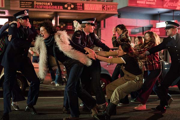 Film Still RIOT von Regisseur Jeffrey Walker aus AUS, 2018, über Homo-Aufstände zum ersten Mardi Gras in Australien; zwei Demonstrantinnen versuchen sich von Polizisten loszureißen