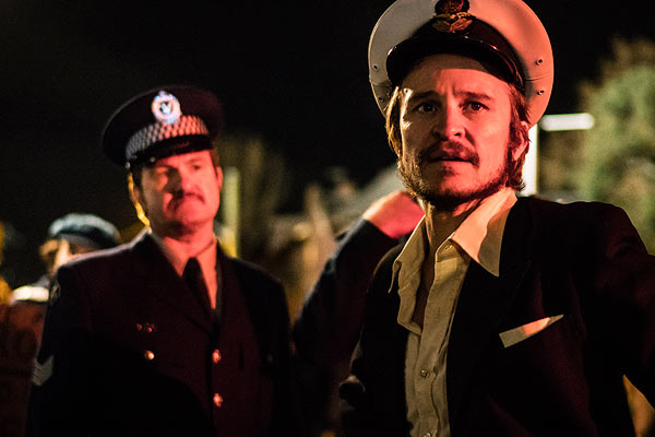 Film Still RIOT von Regisseur Jeffrey Walker aus AUS, 2018, über Homo-Aufstände zum ersten Mardi Gras in Australien; Lance Gowland (gespielt von Damon Herriman) trägt eine Kapitänsmütze