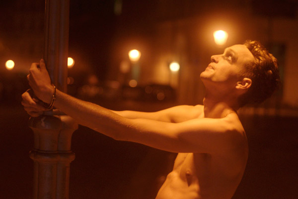 Film Still SODOM von Regisseur und Autor Mark Wilshin aus England, 2017; Will (gespielt von Pip Brignall) steht nachts nackt an eine Laterne gefesselt in Berlin