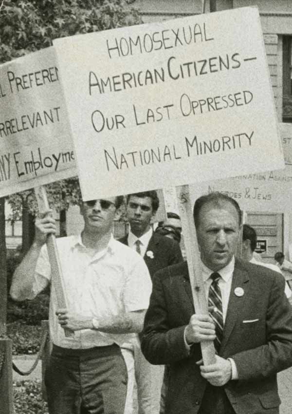Film Still THE LAVENDER SCARE von Debüt-Regisseur Josh Howard aus USA, 2017, über Eisenhowers Hexenjagd auf homosexuelle US-Regierungsmitarbeiter; Proteste vor dem Weißen Haus 1965